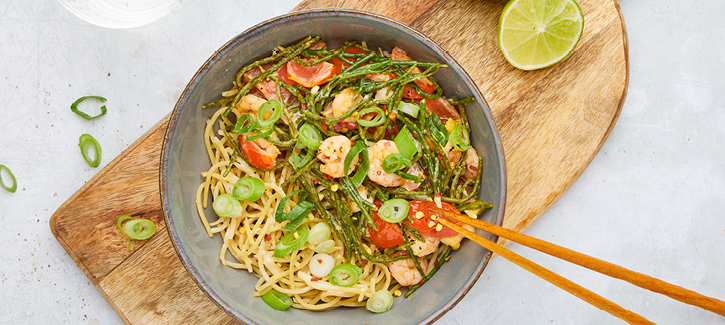 Frisromige noodles met zeekraal en garnalen