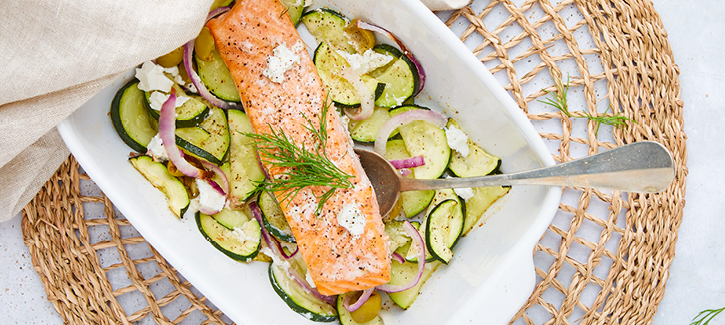 Griekse traybake met zalm en courgette