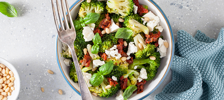 Broccoli-fetasalade met zongedroogde tomaatjes