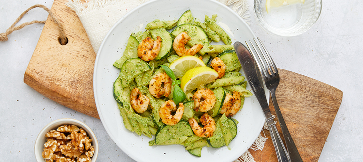 Penne met spinazie-walnootpesto en garnalen