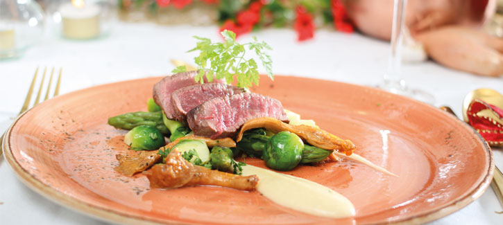 Hertenkalfbiefstuk met groene groentes, aardappelpuree en romige paddenstoelensaus