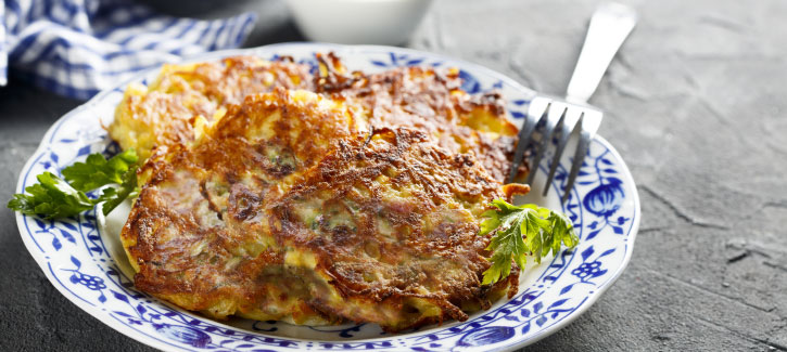 Aardappel courgette pannenkoekjes met kruidendip