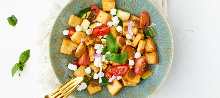 Panzanella met geitenkaas, courgette en cherrytomaatjes