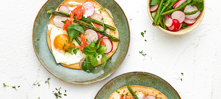 Lentepizza met spiegelei, zalm en groene asperges