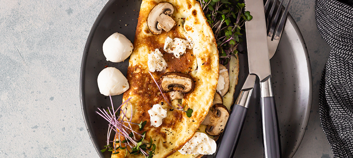Omelet met kastanjechampignons en mozzarella
