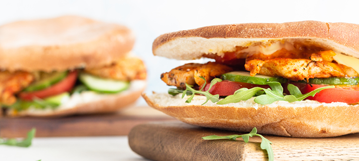 Mediterraan broodje met kip en rauwkost
