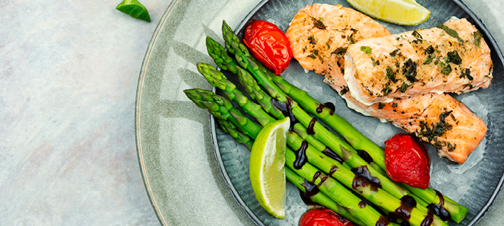 Zalm met asperges en gepofte tomaatjes