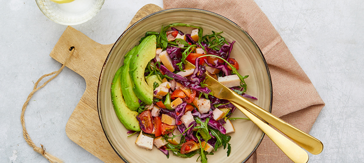 Rode kool salade met gerookte kipfilet en tomaatjes
