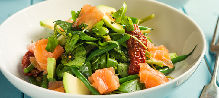 Waterkerssalade met sperziebonen en gerookte zalm