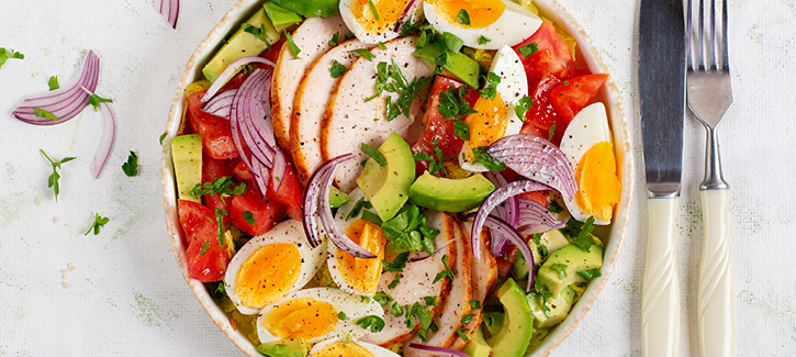 Frisse salade met kipfilet, ei en avocado