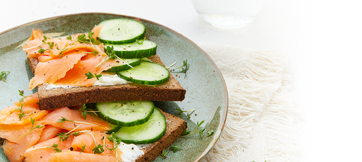 Sesam lijnzaadbrood met gerookte zalm en komkommer