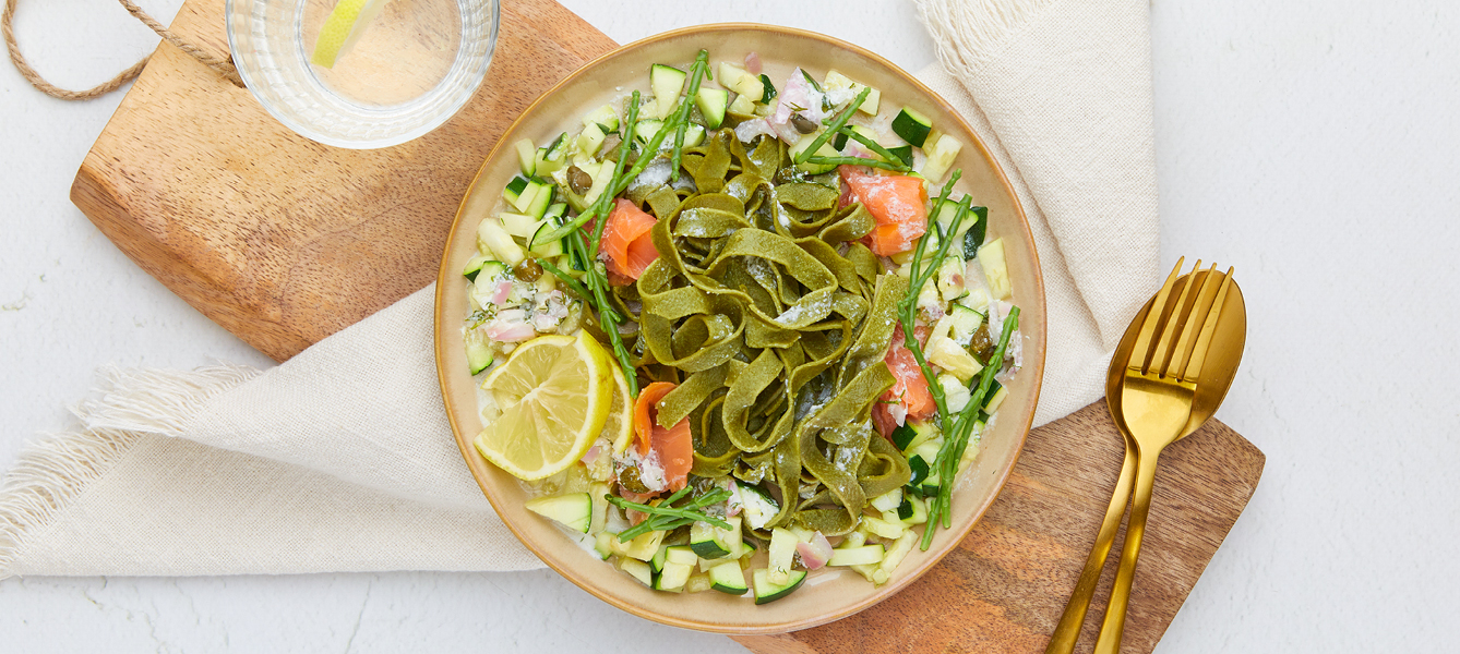 Spinazie pasta met gerookte zalm, courgette en dillesaus