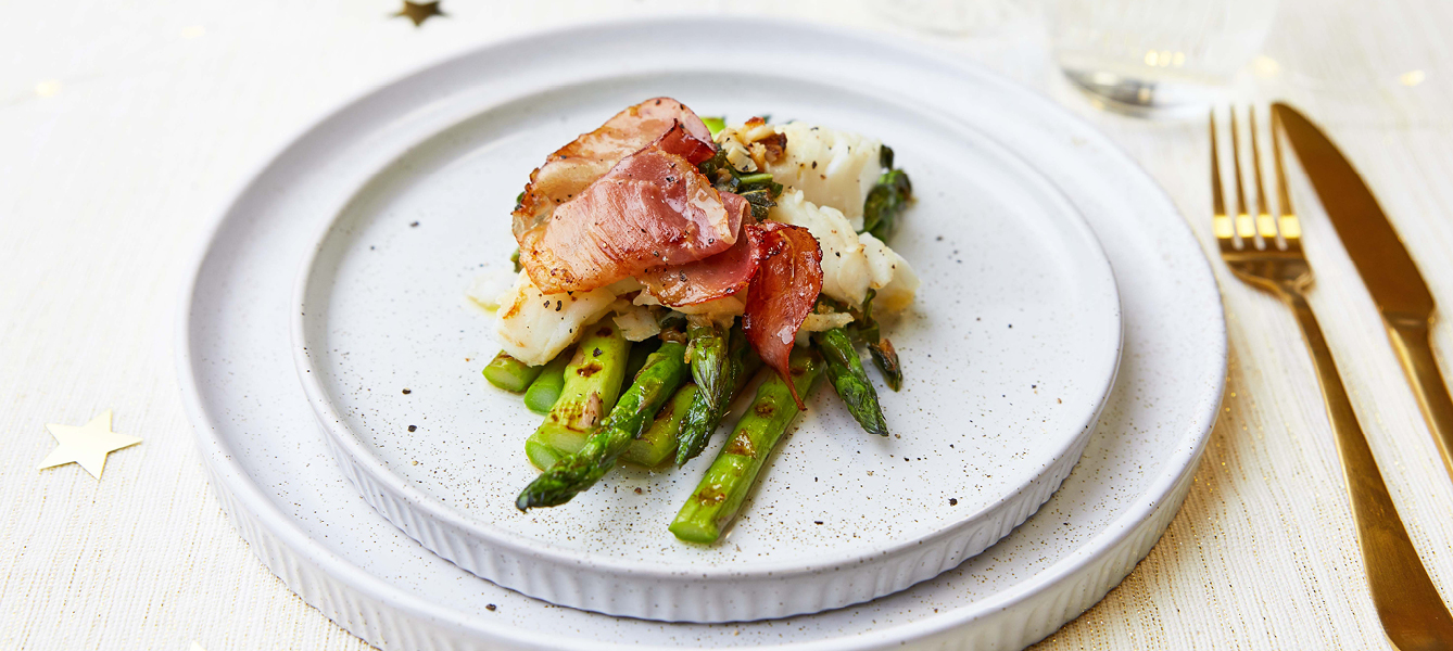 Kabeljauw met salieboter op een bedje van groene asperges