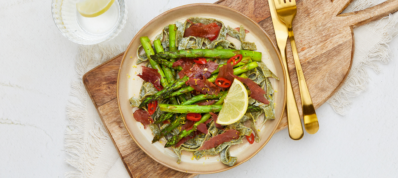 Spinazie tagliatelle met groene asperges, rauwe ham en citroen