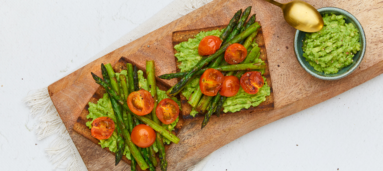 Toast met avocadospread en gegrilde groente