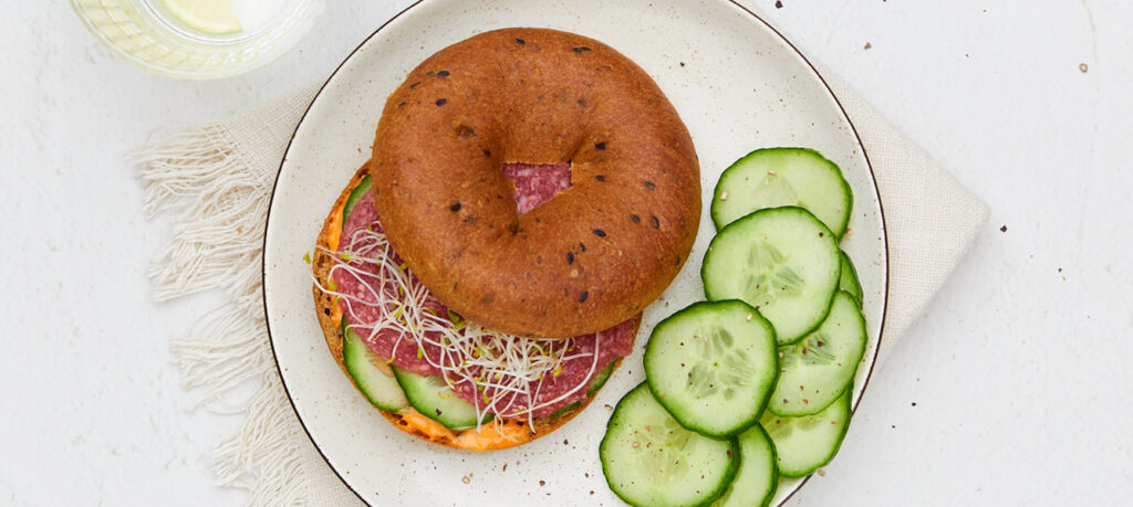 Bagel met pittige mayonaise en ossenworst