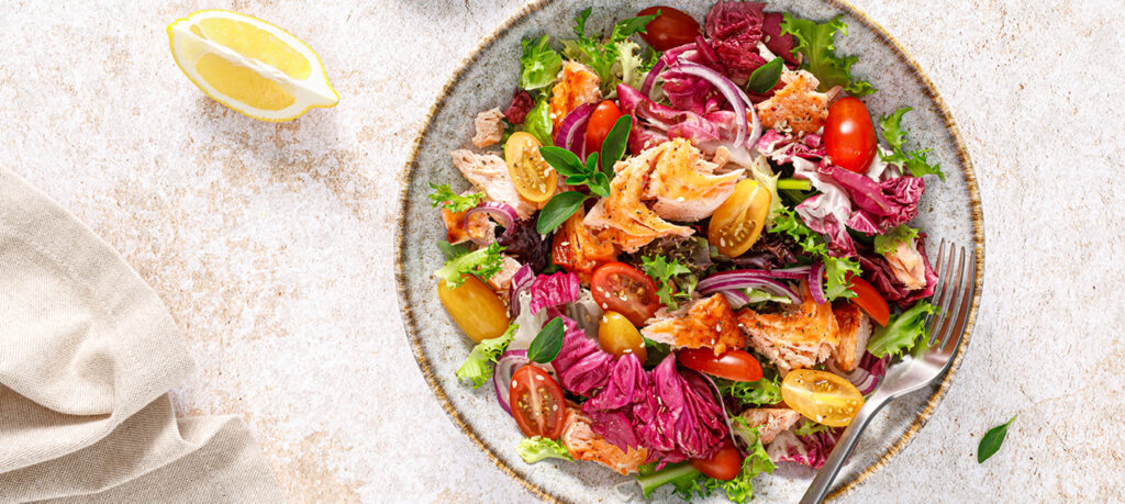 Salade van zalm en gekleurde tomaatjes