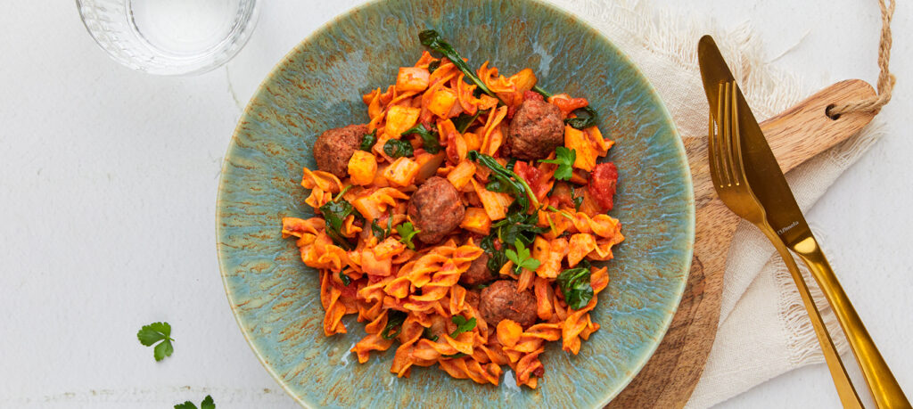 Pasta met tartaarballetjes in tomatensaus