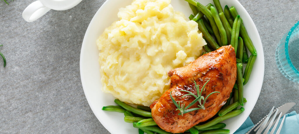 Aardappelpuree met kipfilet en sperziebonen
