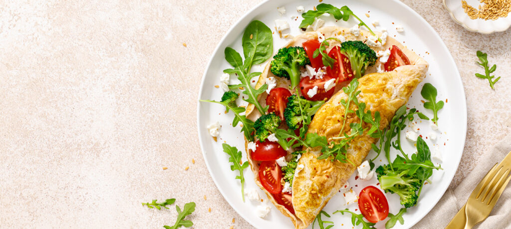 Omelet met geitenkaas, tomaat en broccoli