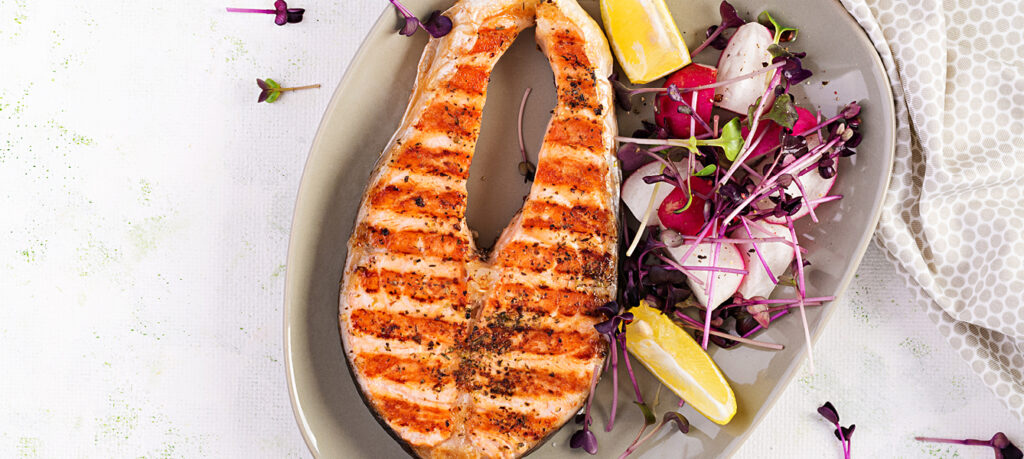 Gegrilde zalm met radijsjessalade