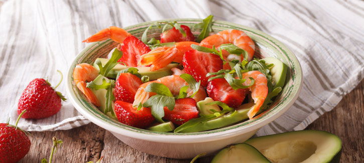 Salade met gamba’s en aardbeien