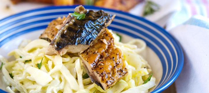 Spitskoolsalade met gerookte makreel