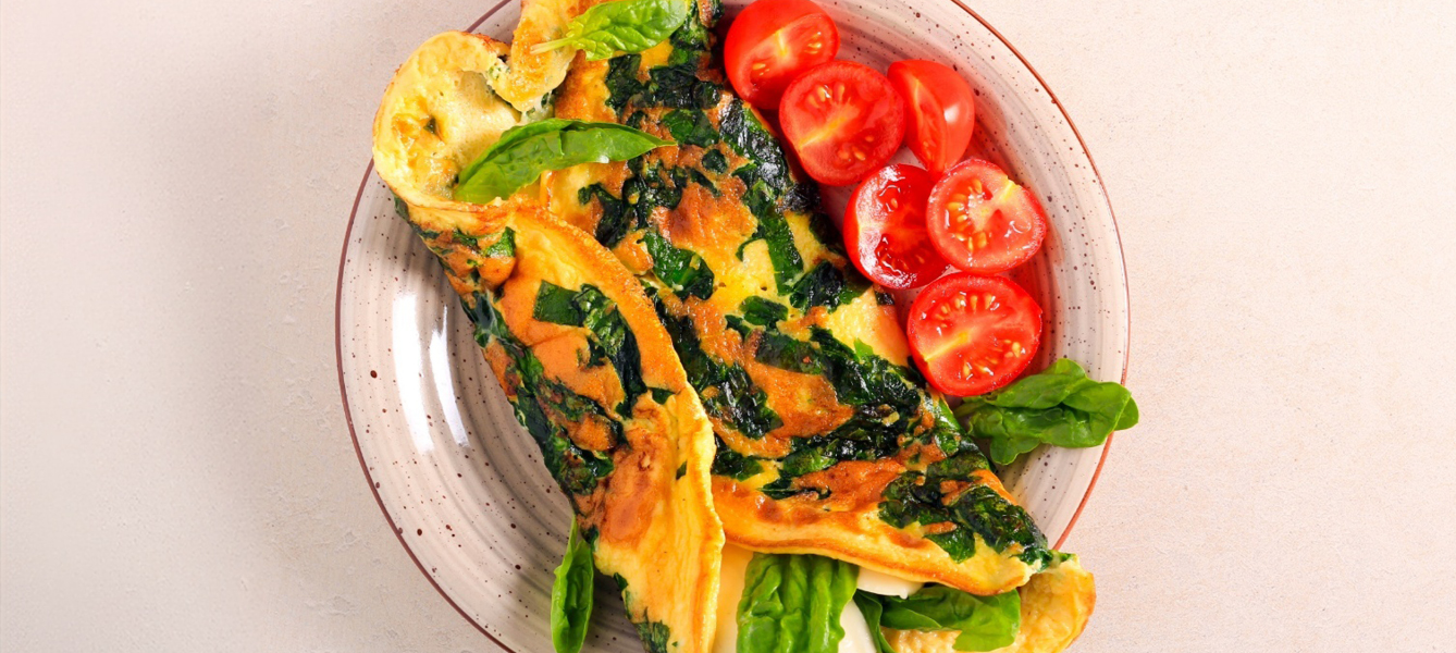 Spinazie-geitenkaas omelet met tomaatjes