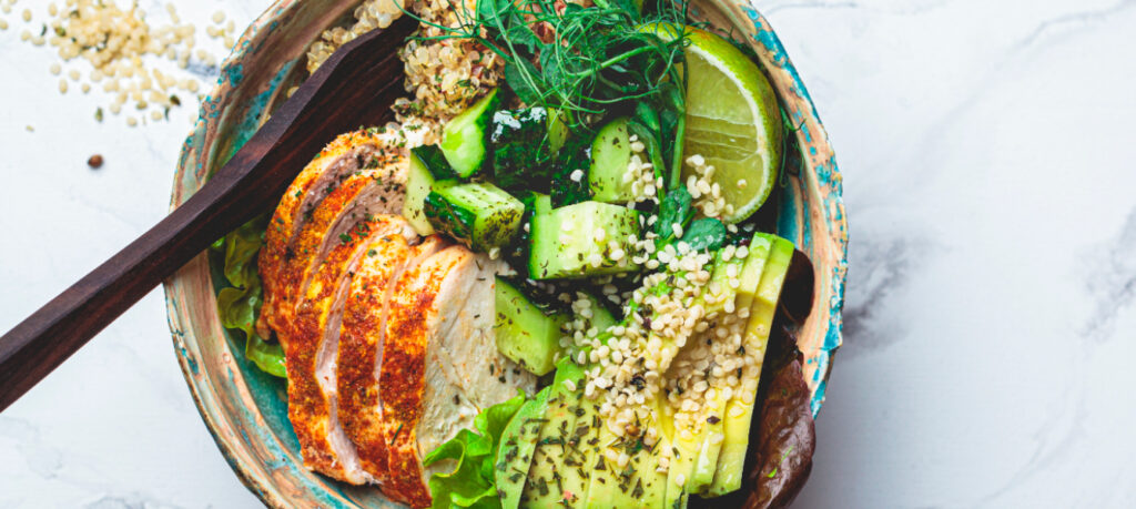 Quinoasalade met kipfilet en avocado