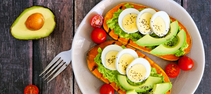 Gegrilde zoete aardappel met ei, avocado en cherrytomaatjes