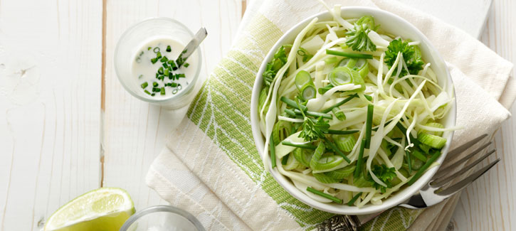 Witte koolsalade met bieslook en lente-ui