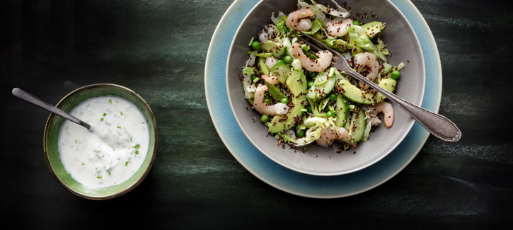 Zwarte quinoa salade met garnalen, avocado en tuinerwten