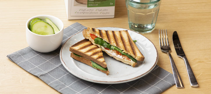 Tosti met cottage cheese, verse spinazie en tomaat