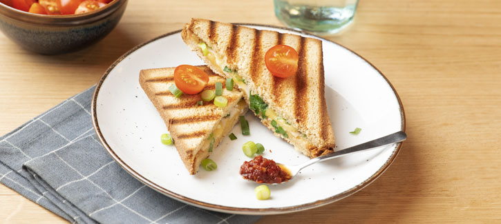 Chicken-cheese tosti met lente-ui