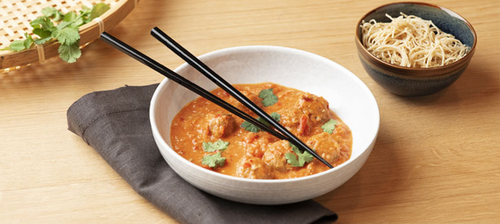 Hete nyonya curry met tartaarballetjes en noodles
