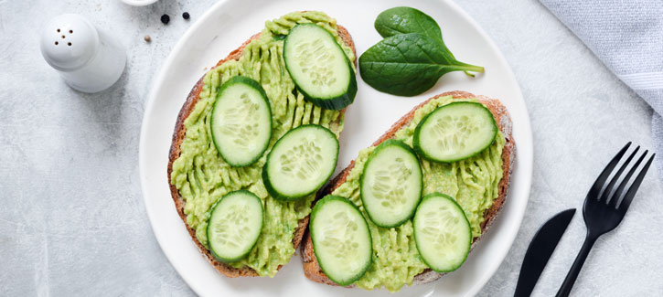 Geroosterd brood met verse geitenkaas-avocadosalade en komkommer