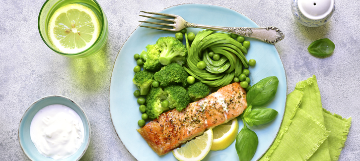 Gebakken zalm met broccoli, avocado en yoghurt-basilicumsaus