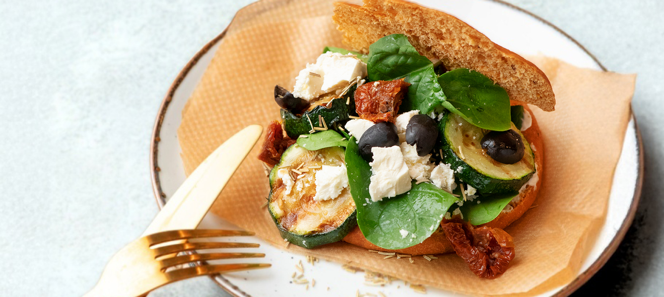 Mediterraan broodje met spinazie en geitenkaas