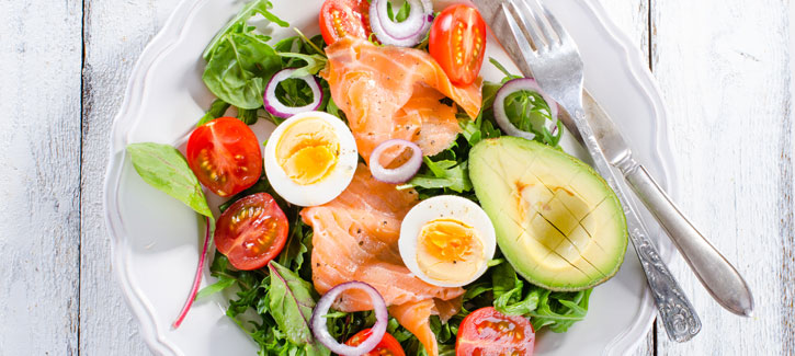 Salade met gerookte zalm, ei en avocado