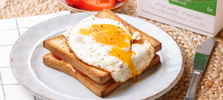 Croque madame met tomaat