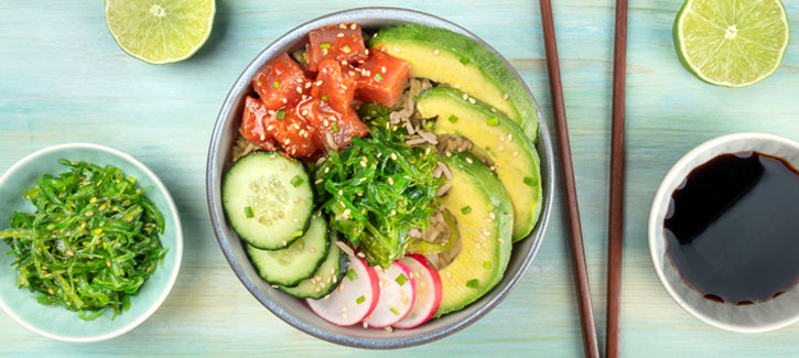 Poké bowl met zalm, komkommer, radijs en avocado