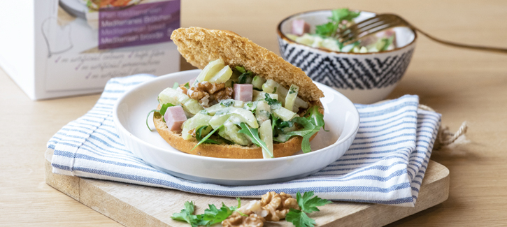 Mediterraan broodje waldorfsalade
