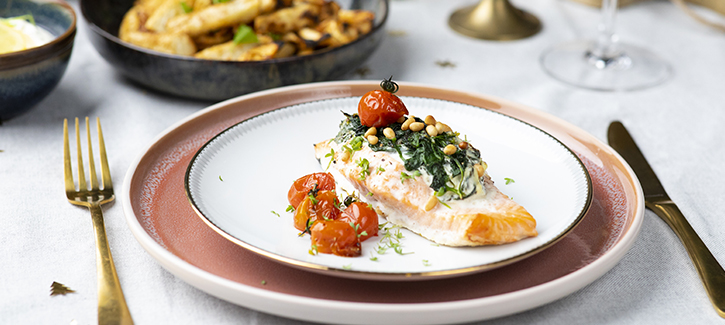 Gevulde zalm met spinazie en knolselderijfrietjes