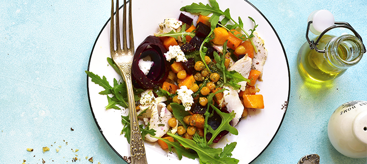 Salade met geroosterde kikkererwten, rode biet, kipfilet en mango