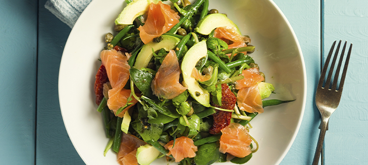 Gerookte zalmsalade met sperziebonen, zongedroogde tomaatjes en pesto