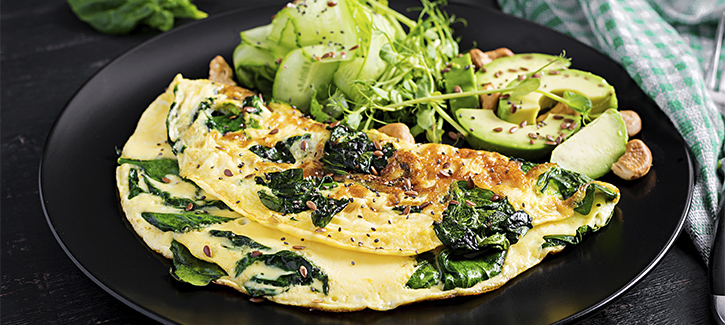 Omelet met spinazie en komkommer-rucolasalade