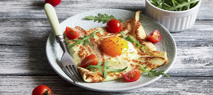 Pannenkoek met gebakken ei en tomaat-rucola salade