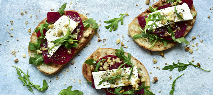 Getoast brood met rode biet, feta en walnoten