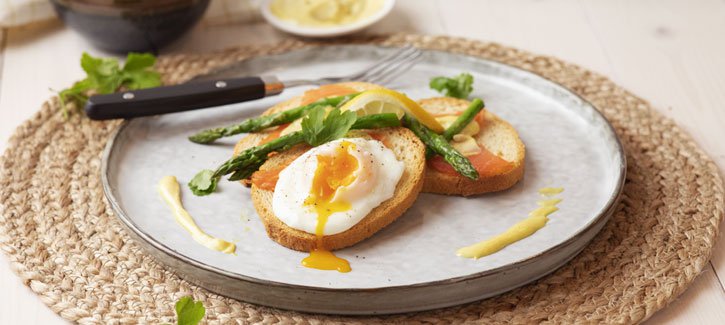 Egg benedict met asperges en zalm