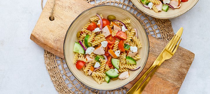Griekse pastasalade met gerookte kip
